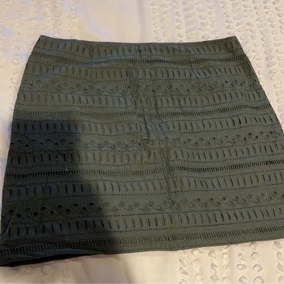 Green eyelet mini skirt - Picture 2 of 2